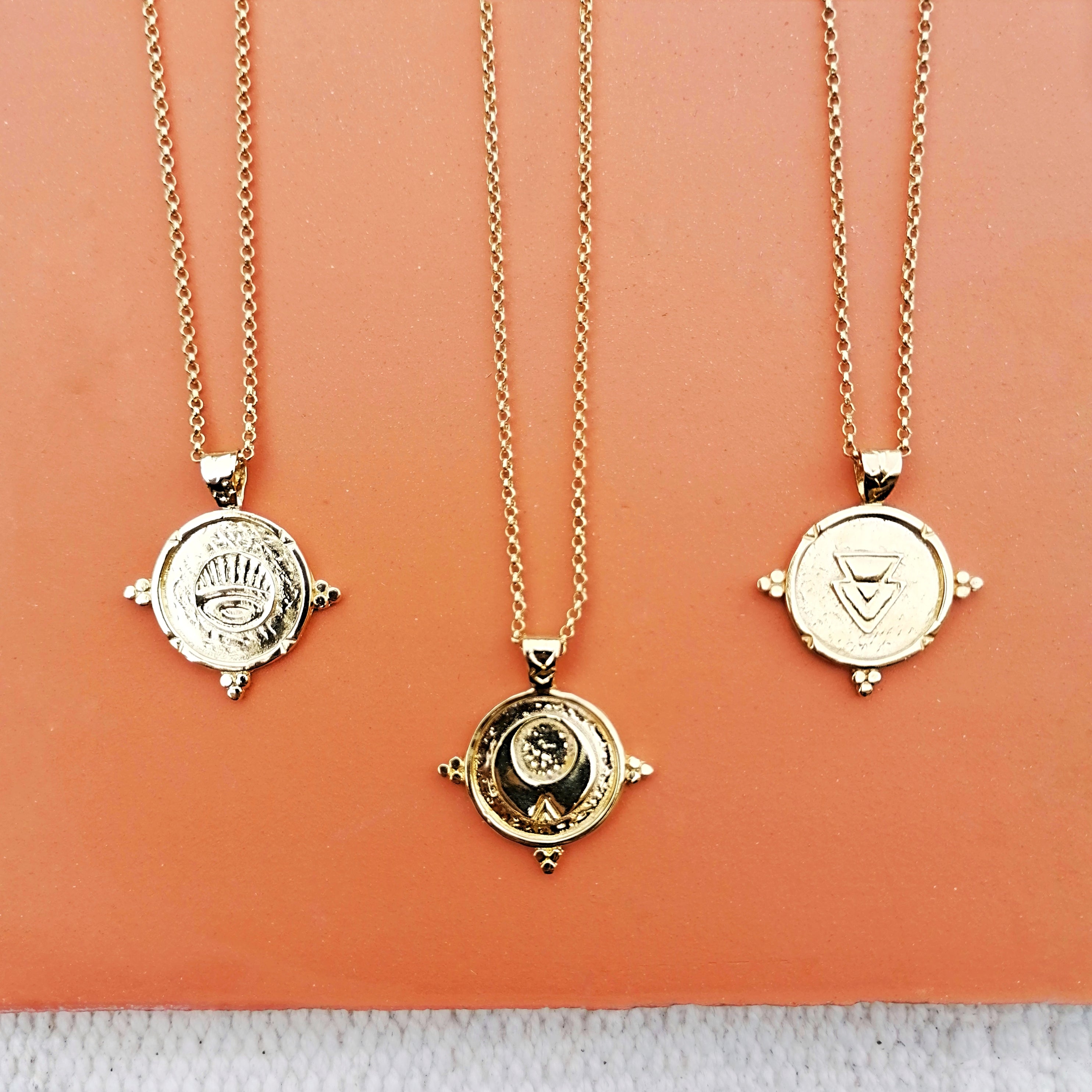 colgante medallon chapado en oro de 24 k