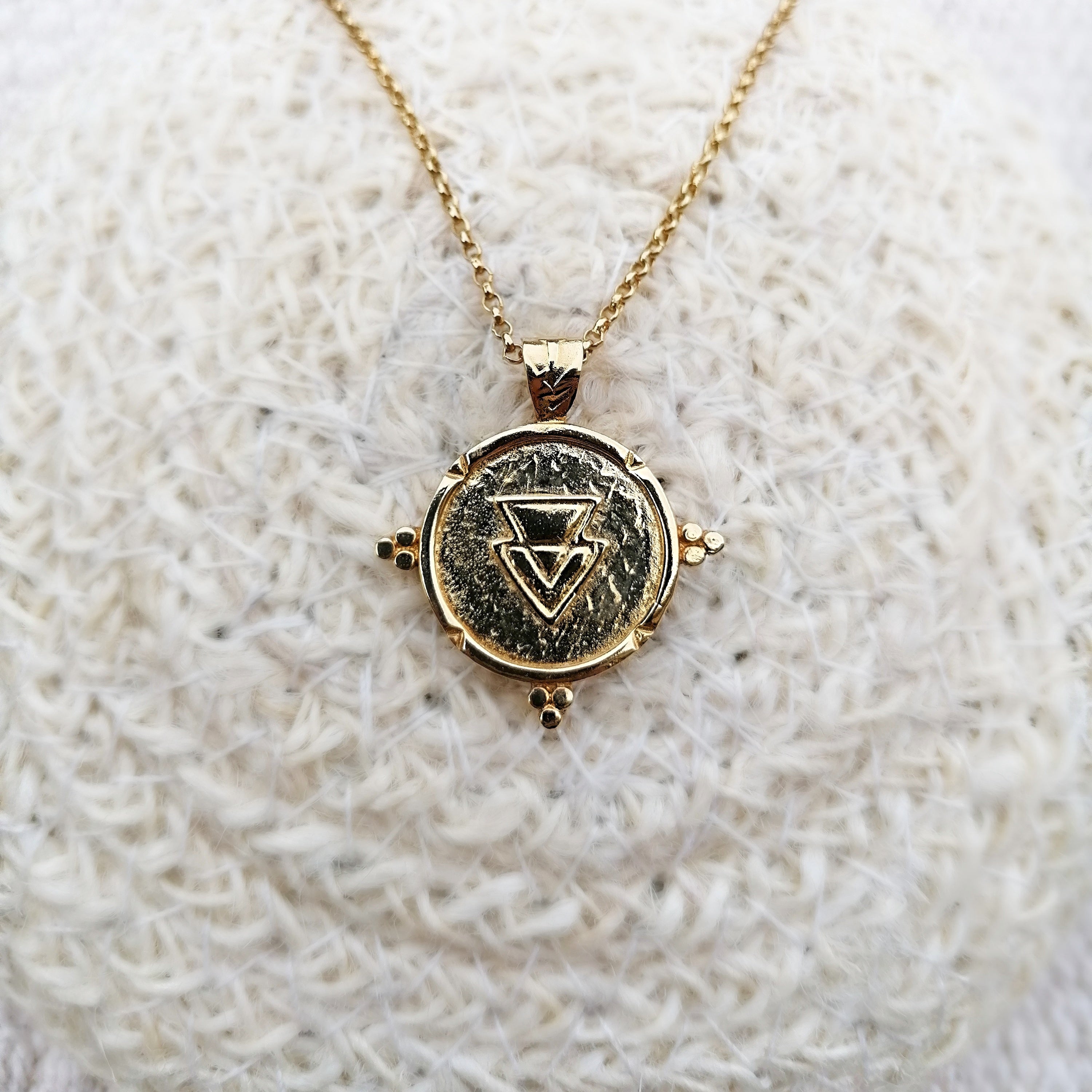 colgante medallon chapado en oro de 24 k