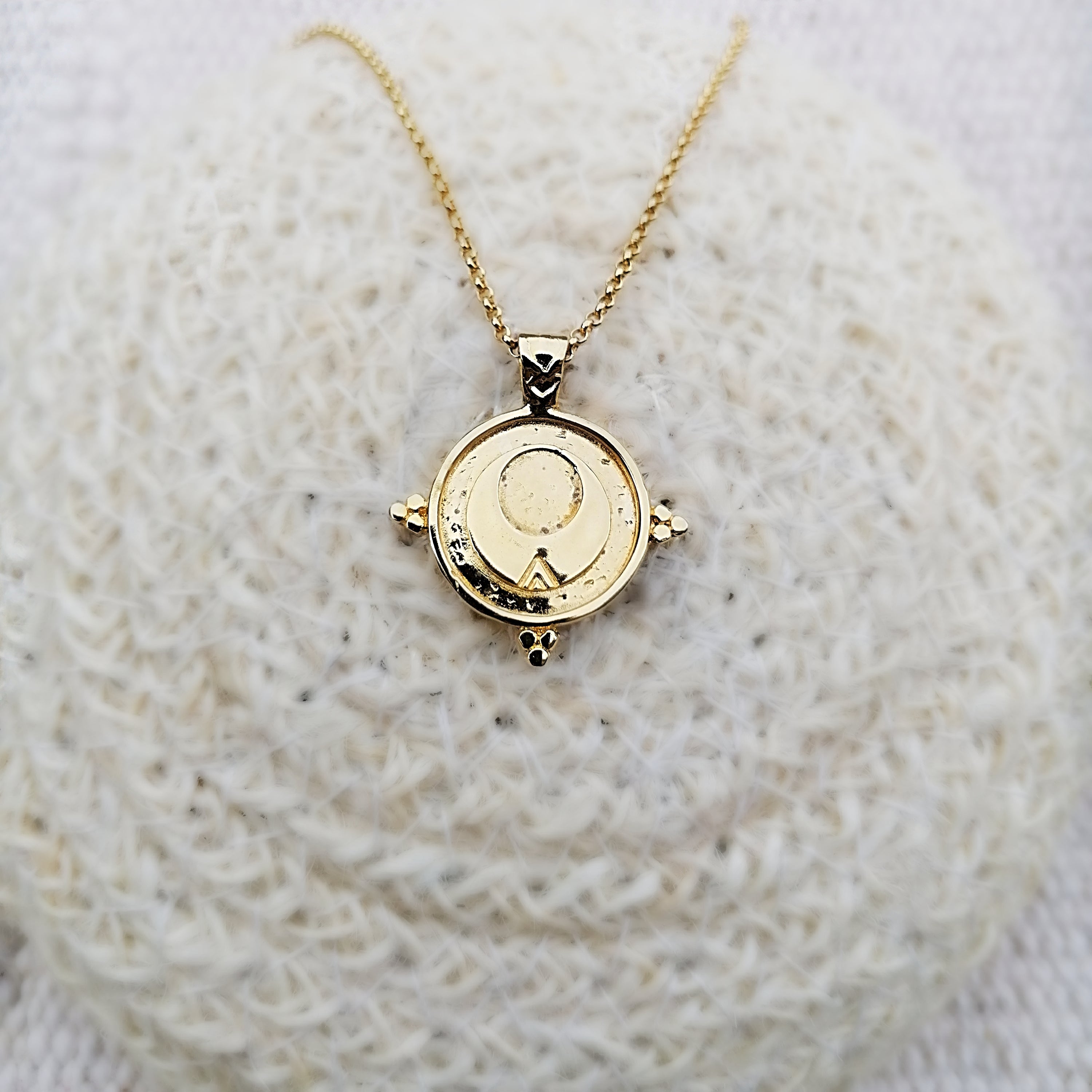 colgante medallon chapado en oro de 24 k