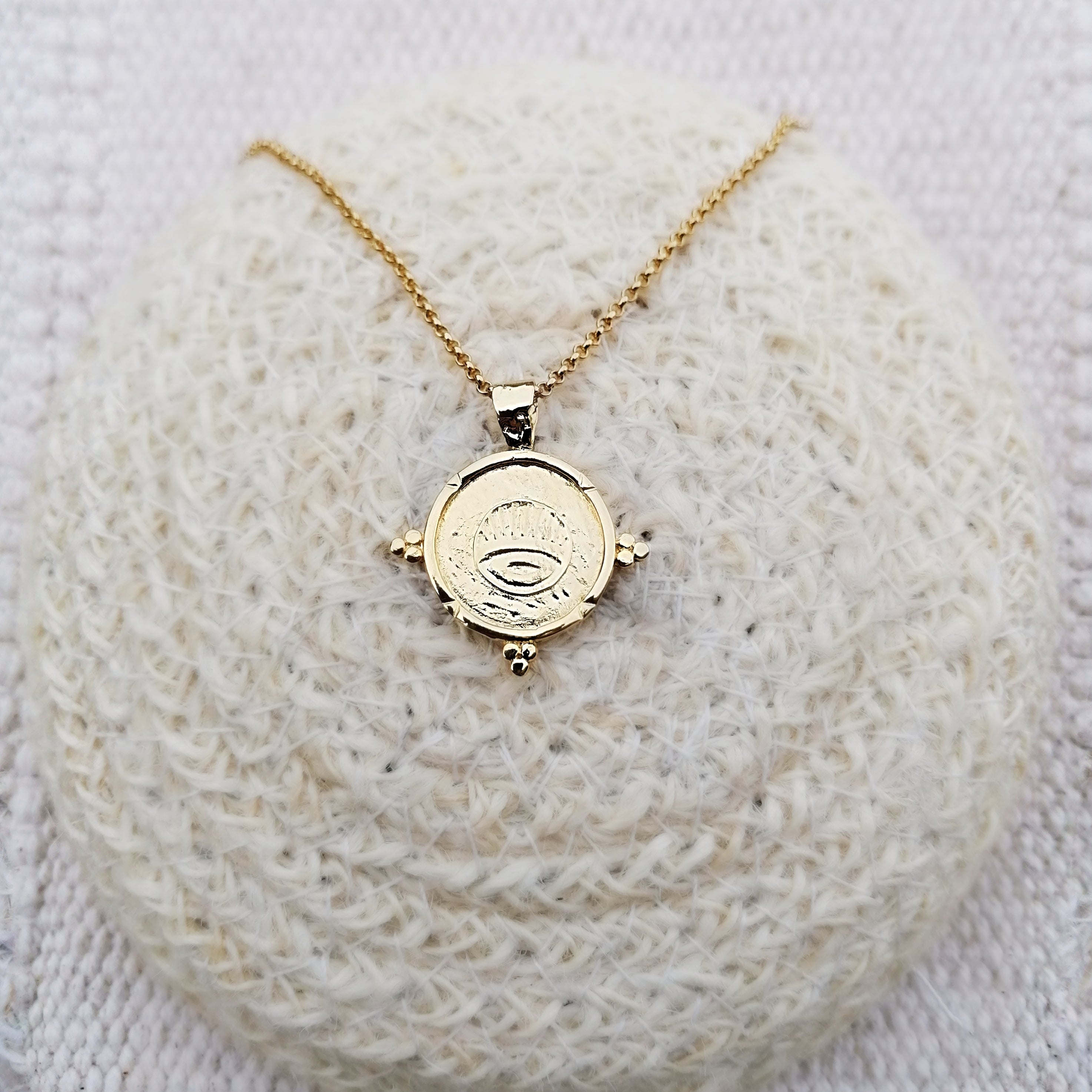 colgante medallon chapado en oro de 24 k