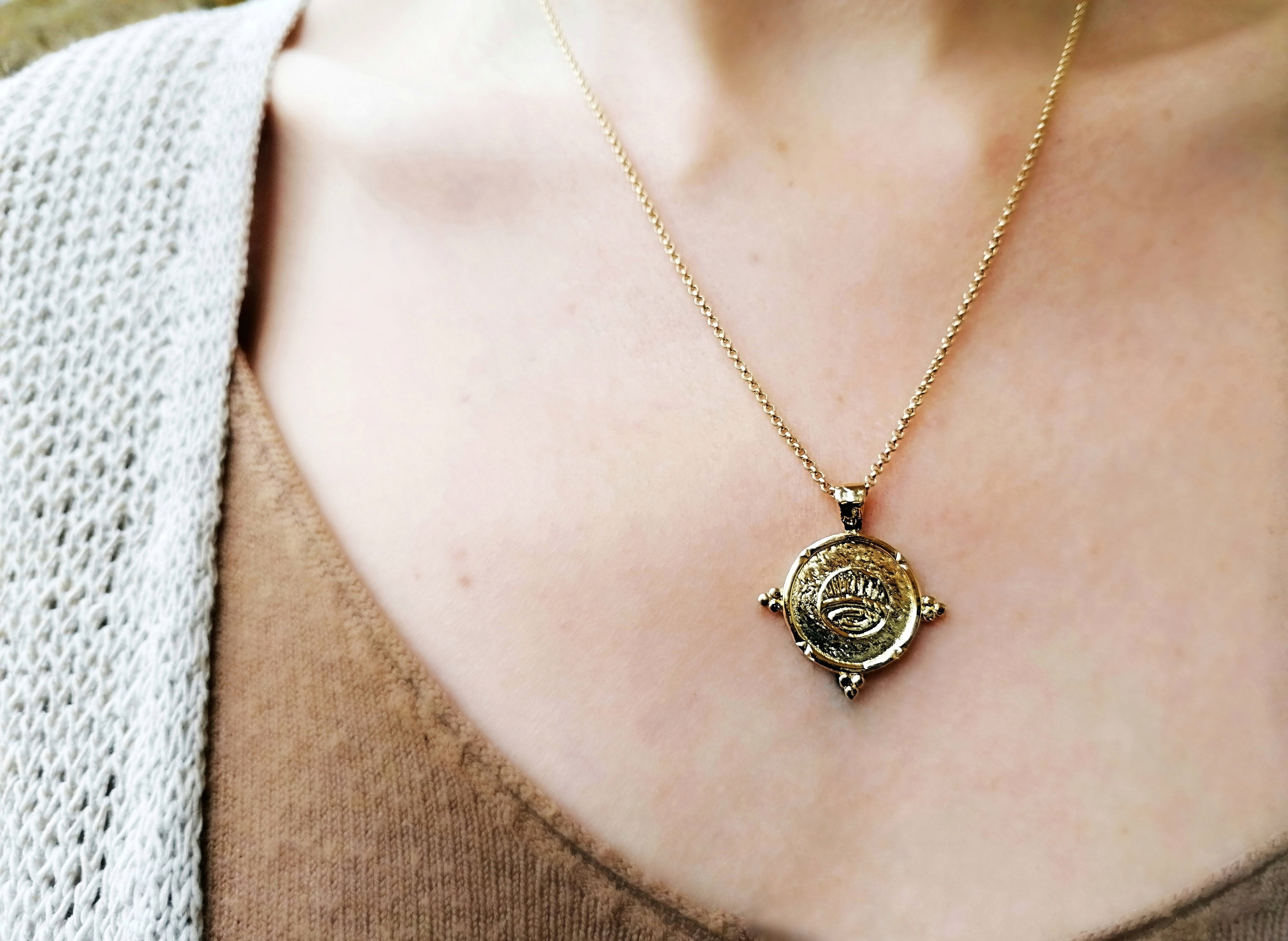 colgante medallon chapado en oro de 24 k