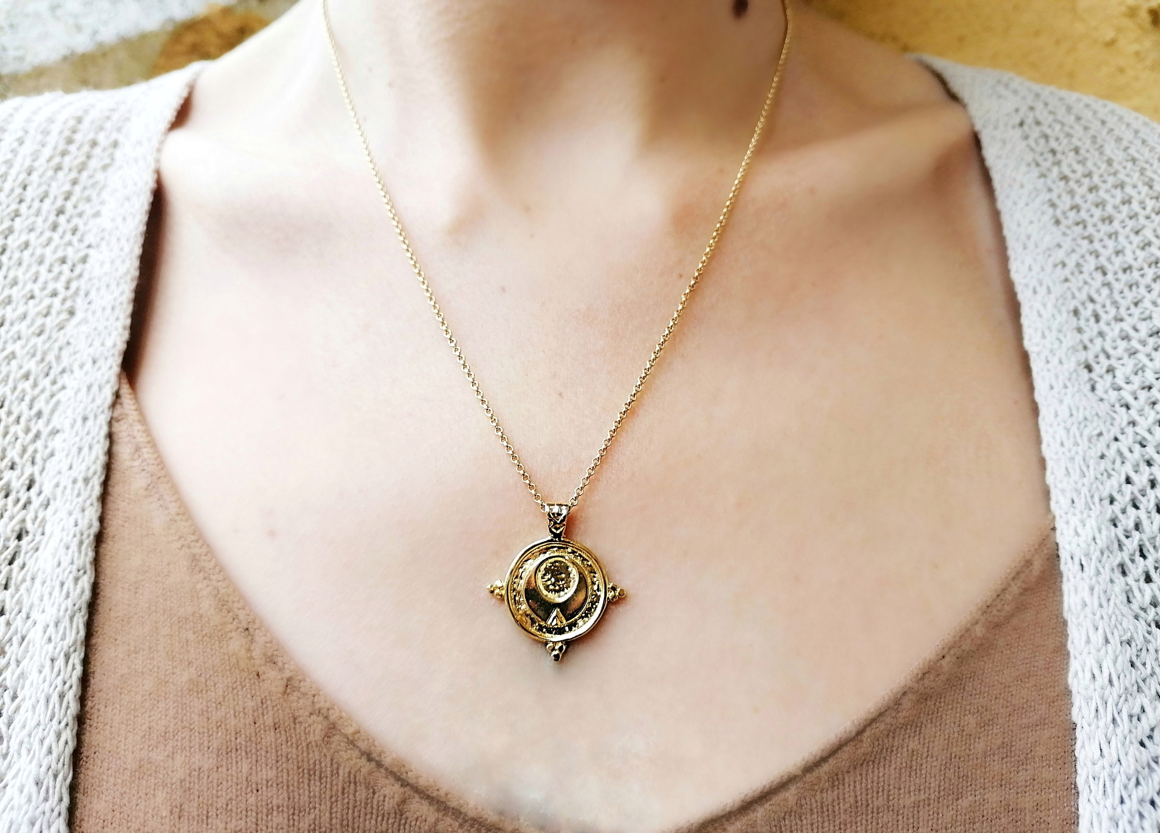 colgante medallon chapado en oro de 24 k