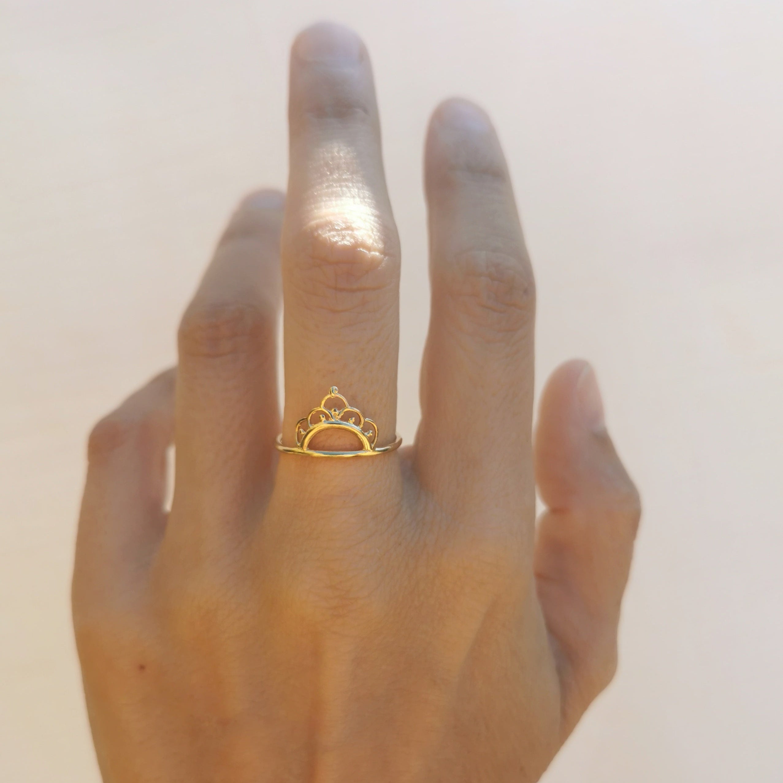 anillo crown, chapado en oro de 24k