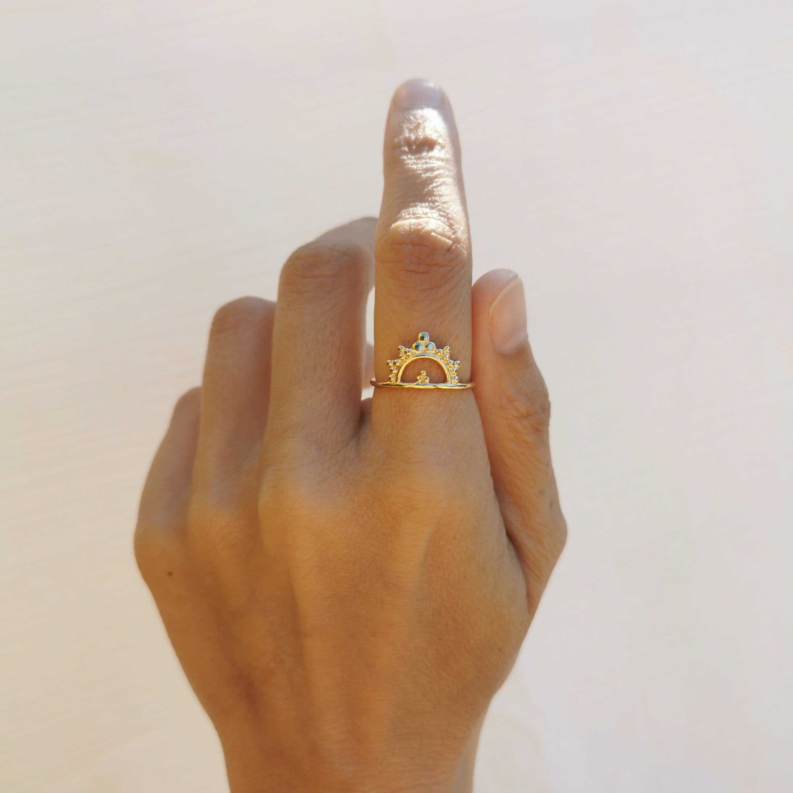 anillo crown, chapado en oro de 24k